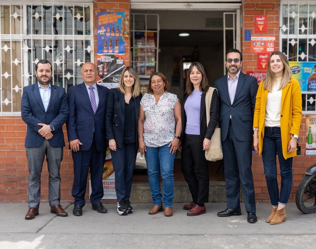 Cortesía Bavaria: Samira Fadul, vicepresidente de Asuntos Corporativos y Legal de Bavaria; María Fernanda Valdés,  viceministra de Desarrollo Empresarial; Aurelio Mejía, gerente general de Colombia Productiva; Lino Alberto  Franco, director de Fenaltiendas y Responsabilidad Corporativa de Fenalco y María de Jesus Bermúdez, tendera participante de la iniciativa.