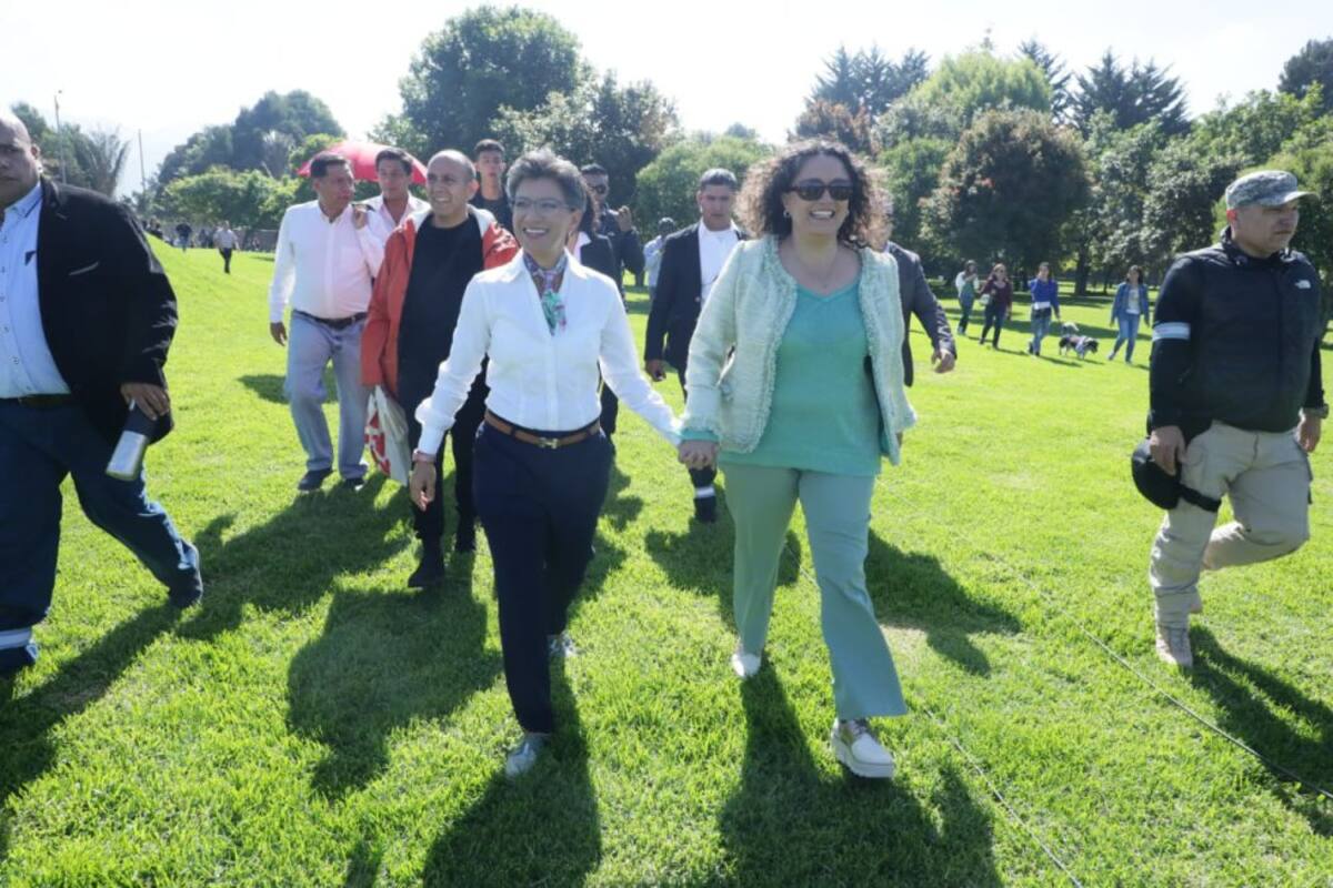 La nueva alcaldesa camina de la mano de su esposa para recibir el cargo este primero de enero. 