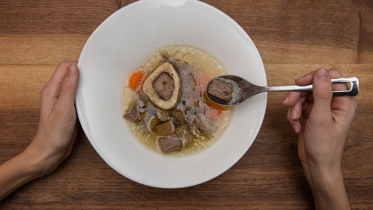 3 beneficios del caldo de huesos además del colágeno: así lo puede consumir