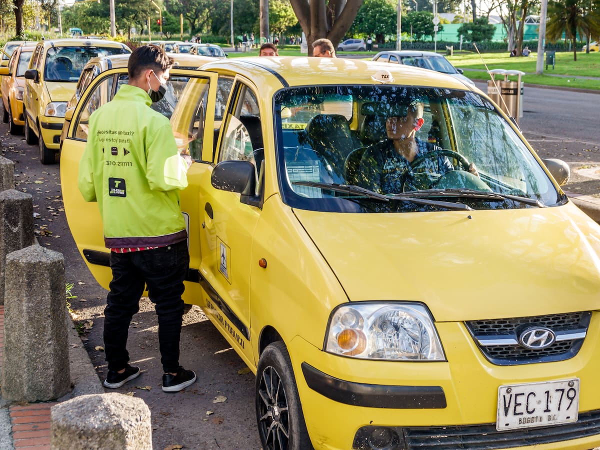¿Conduce taxi y tiene más de 60 años? Importante trámite que debe hacer todos los años: evite multa
