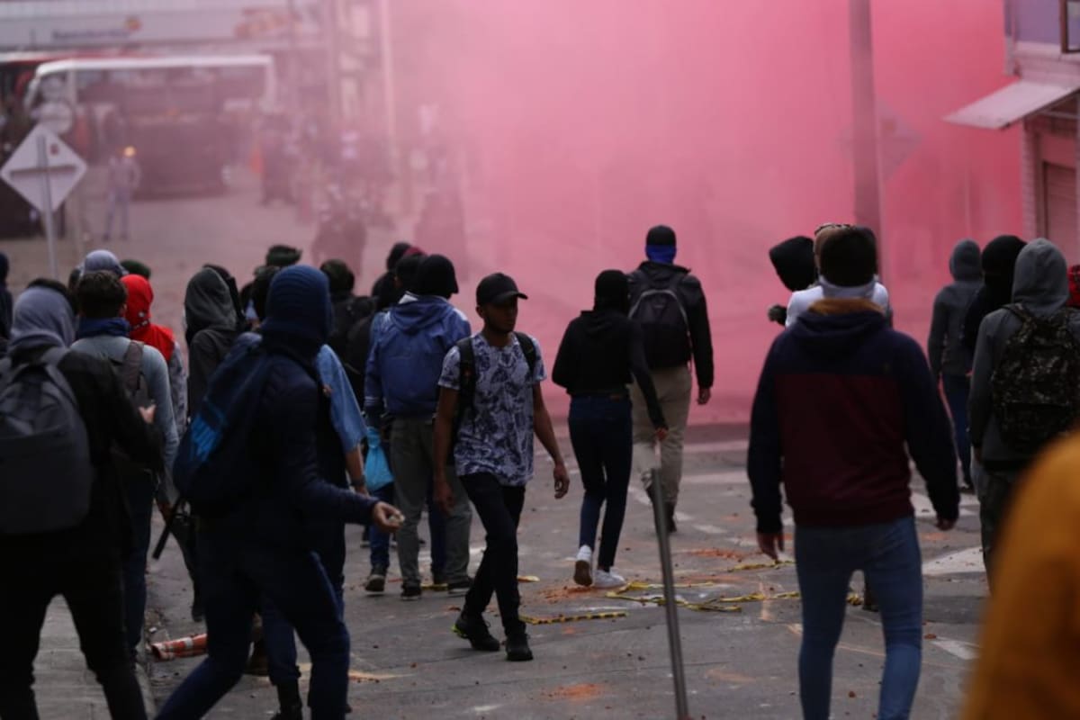 Enfrentamiento entre encapuchados y ESMAD, estos últimos están tapados por los gases lacrimógenos.