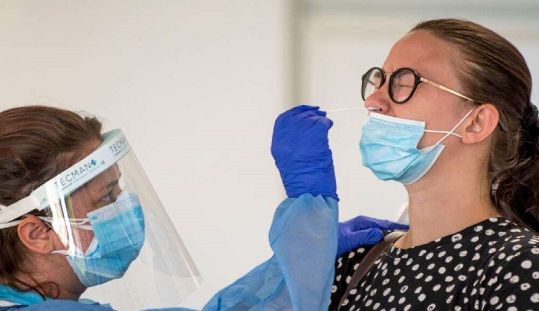 Médicos rechazan que eliminen petición de PCR para vuelos del extranjero