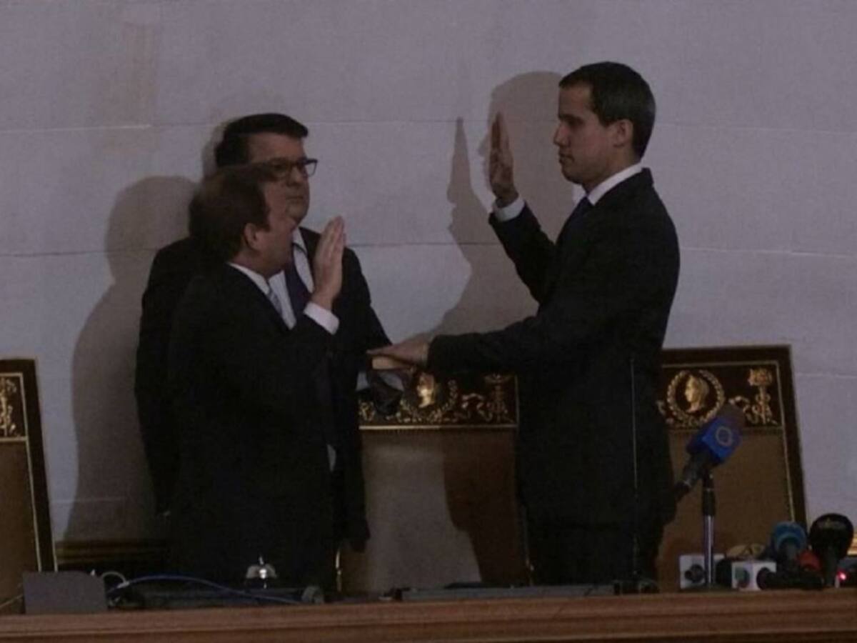 Guaidó jura como "presidente encargado" en la sede del Parlamento