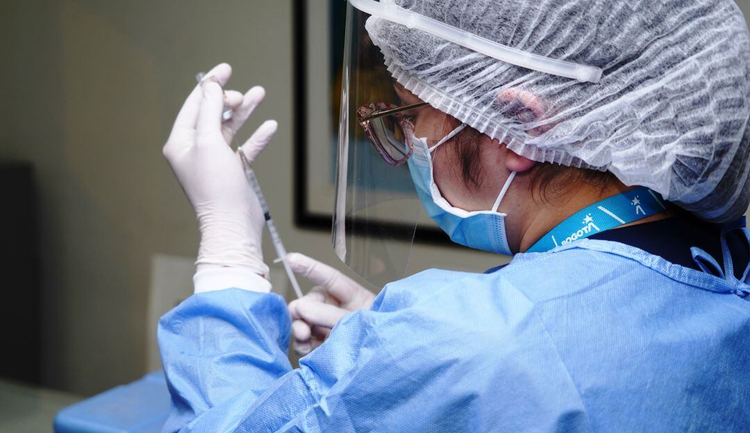 Aclara el Dadis que los tiempos entre la primera y la segunda dosis de la vacuna se mantienen con una diferencia de 21 días