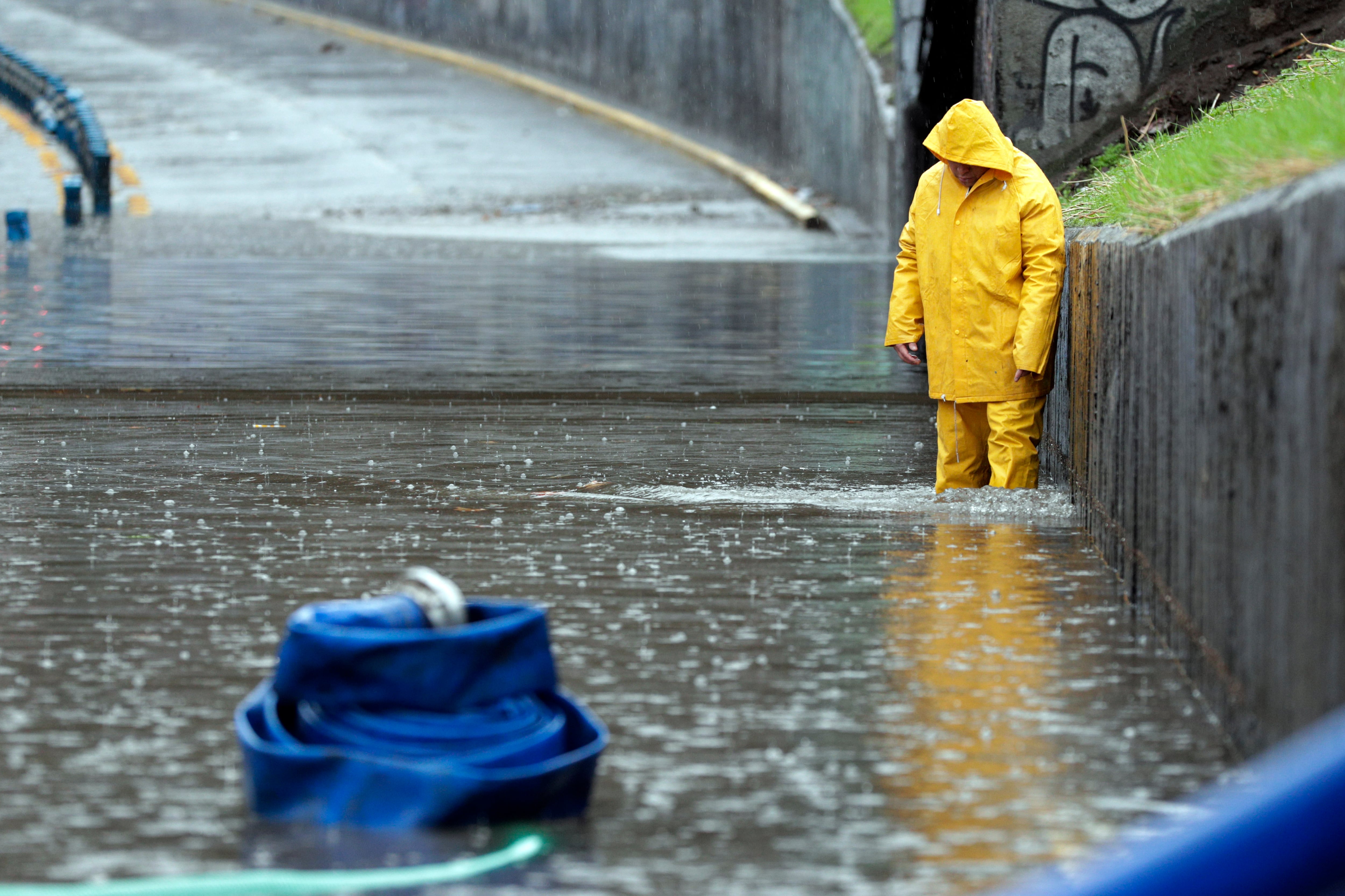 Personal de emergencias trabajan en las calles abriendo paso tras las inundaciones causadas por la lluvia en Santiago (Chile).
EFE/Elvis González