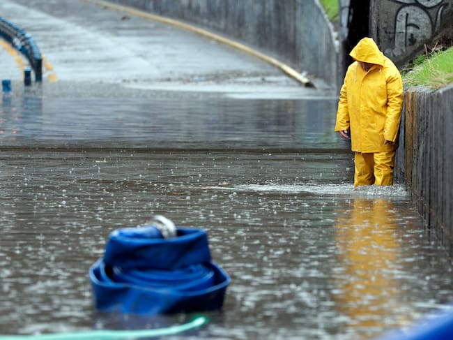 Personal de emergencias trabajan en las calles abriendo paso tras las inundaciones causadas por la lluvia en Santiago (Chile).
EFE/Elvis González
