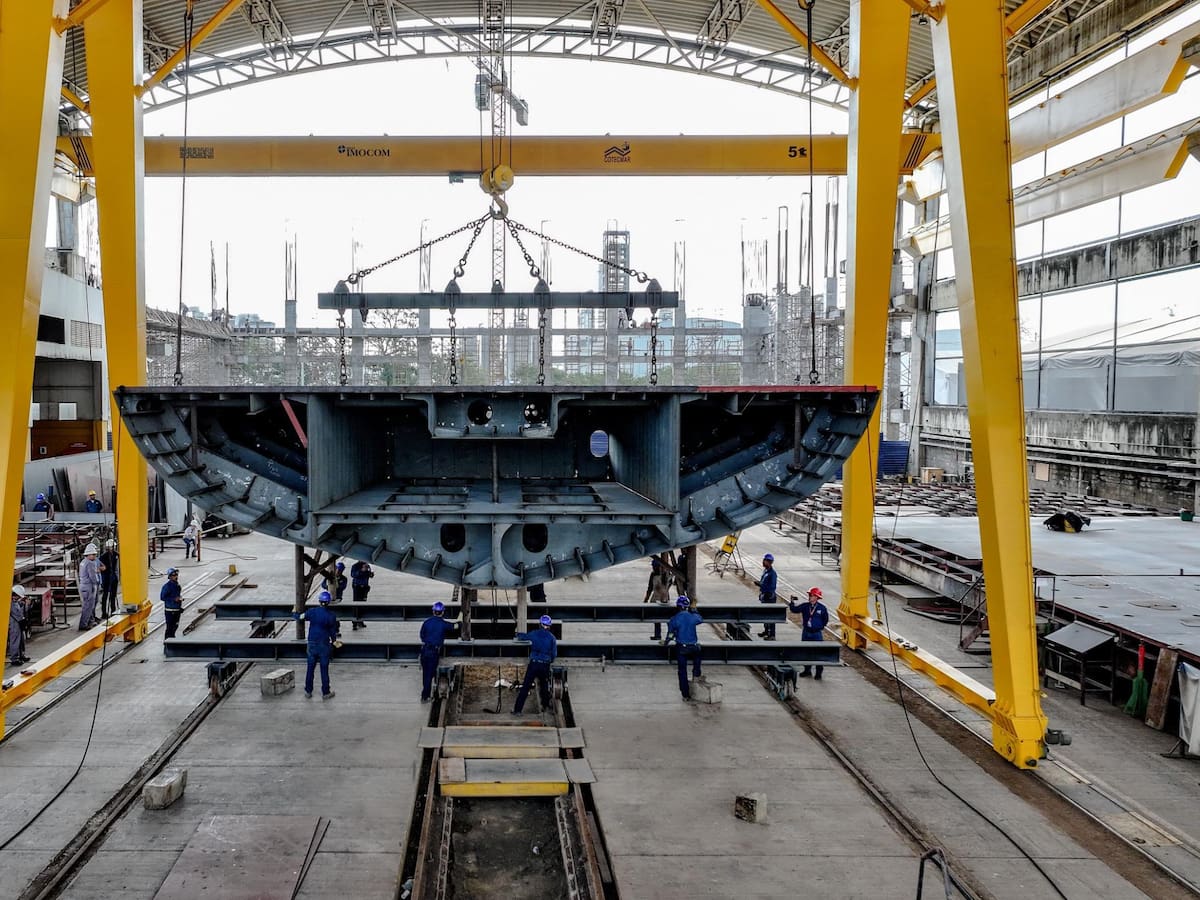 Cotecmar marca hito con el volteo del primer bloque de la nueva fragata PES para la Armada Nacional