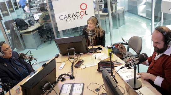 Alci Acosta en los estudios de Dos y Punto de Caracol Radio.
