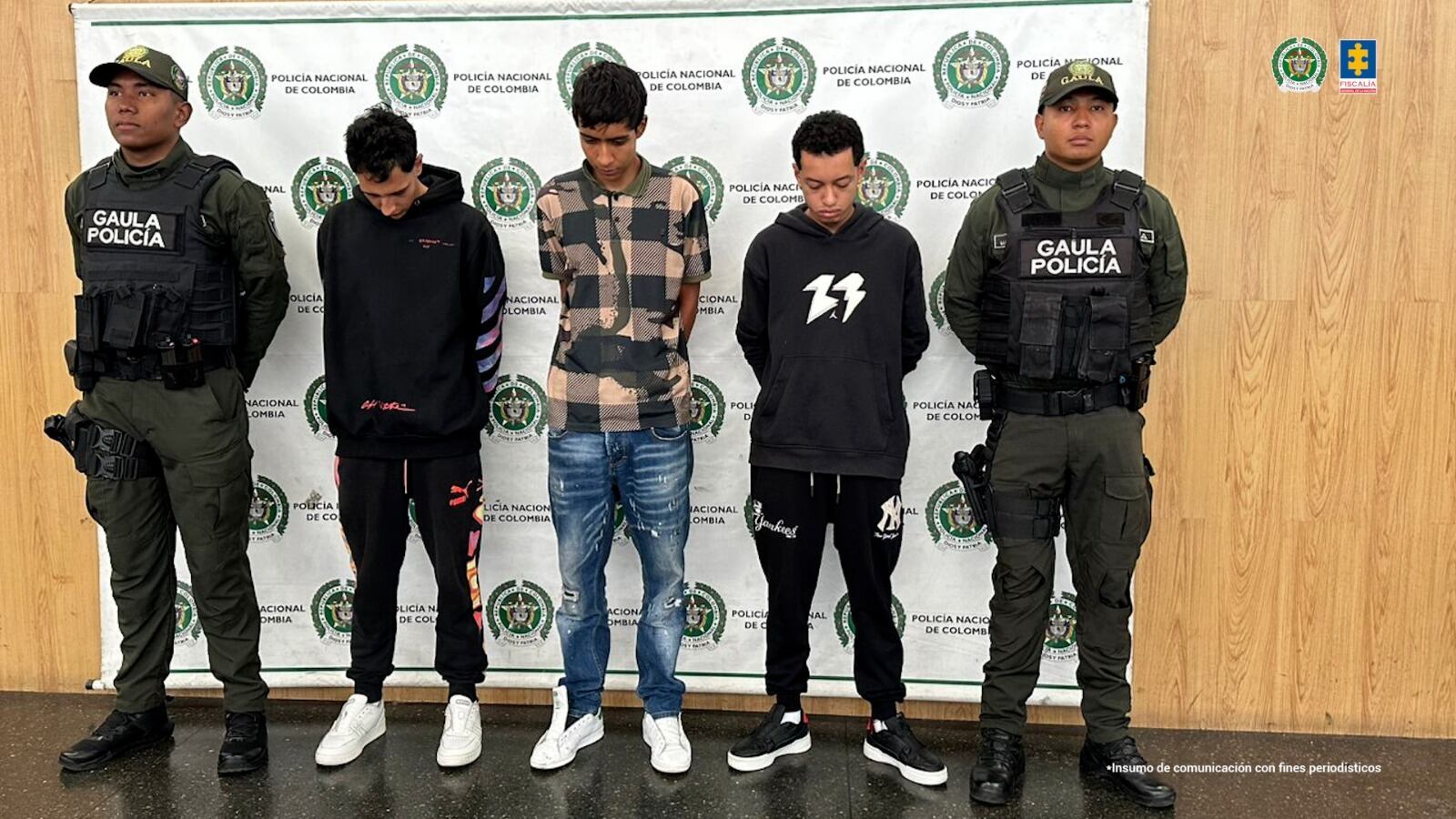 Tres hombres asegurados por secuestrar y extorsionar a un domiciliario. Foto: Fiscalía General de la Nación.