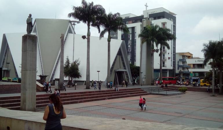 Desde las 5:20AM hasta las 9:00AM Toda la información local en Caracol Radio