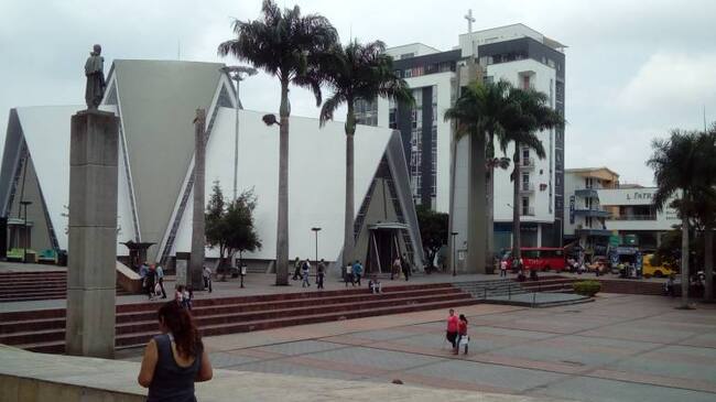 Desde las 5:20AM hasta las 9:00AM Toda la información local en Caracol Radio