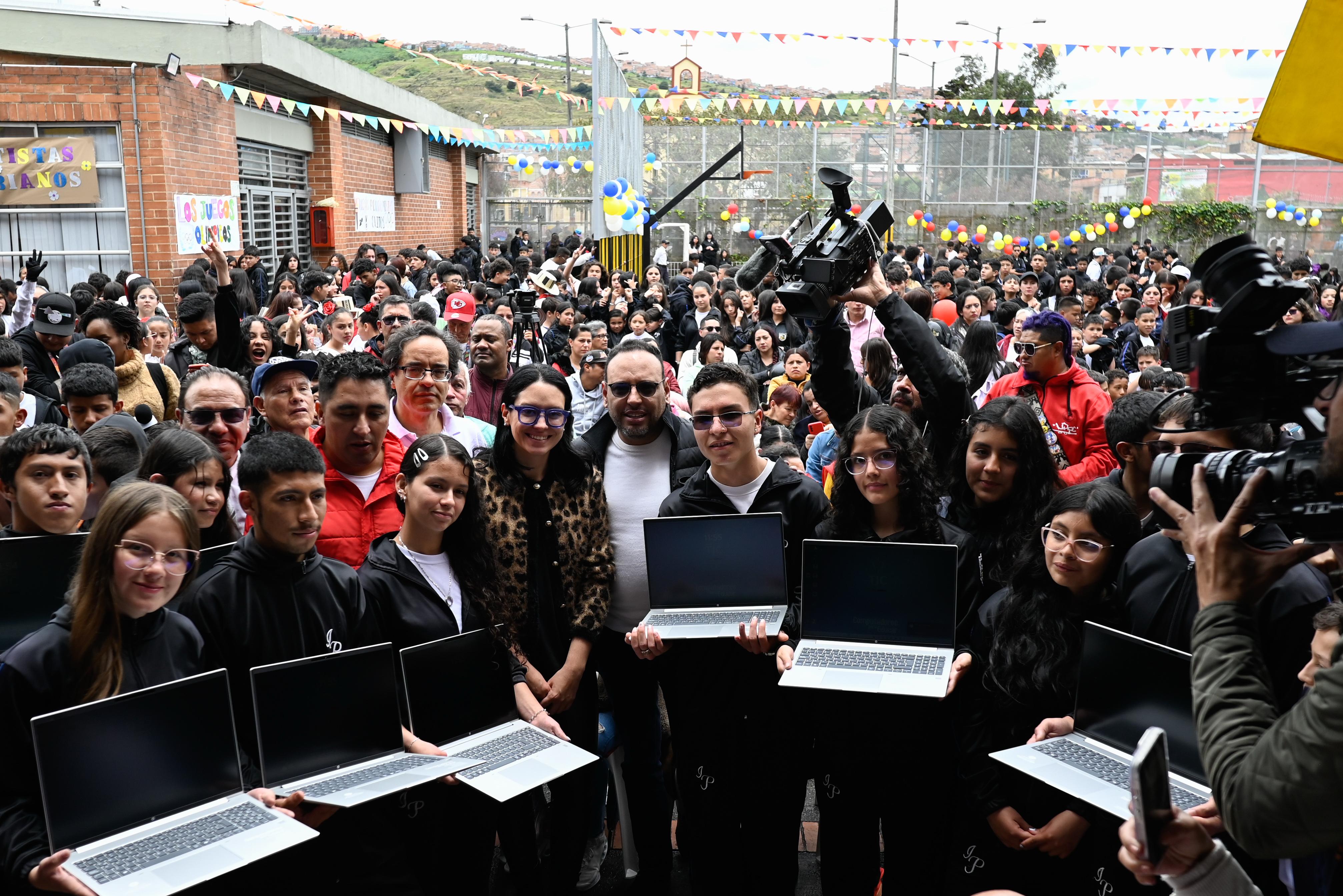 Ministro de las TIC en compañía con estudiantes de la Institución Educativa Ismael Perdomo