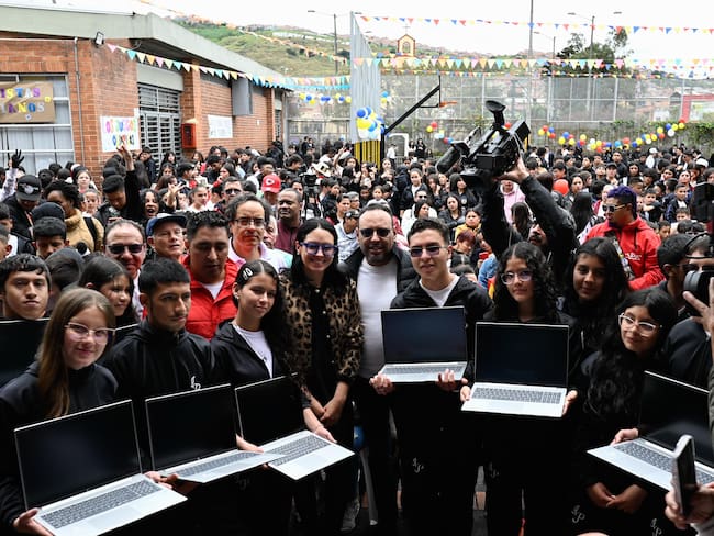 Ministro de las TIC en compañía con estudiantes de la Institución Educativa Ismael Perdomo
