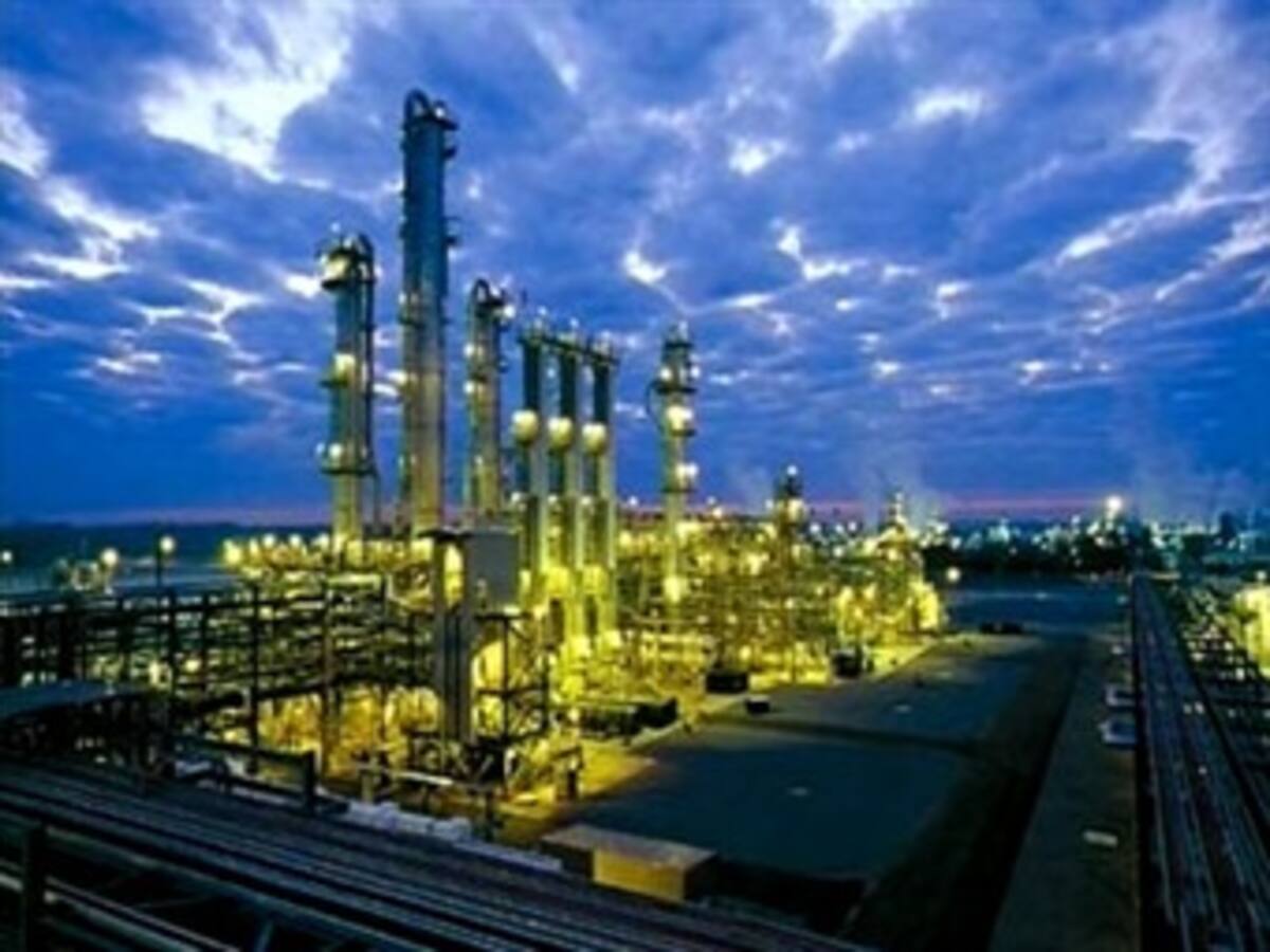 Cuatro muertos por explosión en una refinería iraní visitada por Ahmedineyad