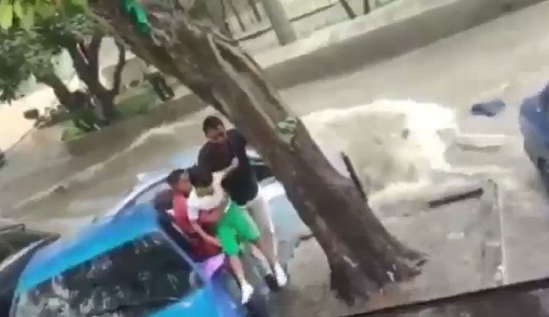 Momentos en que el menor es rescatado. 