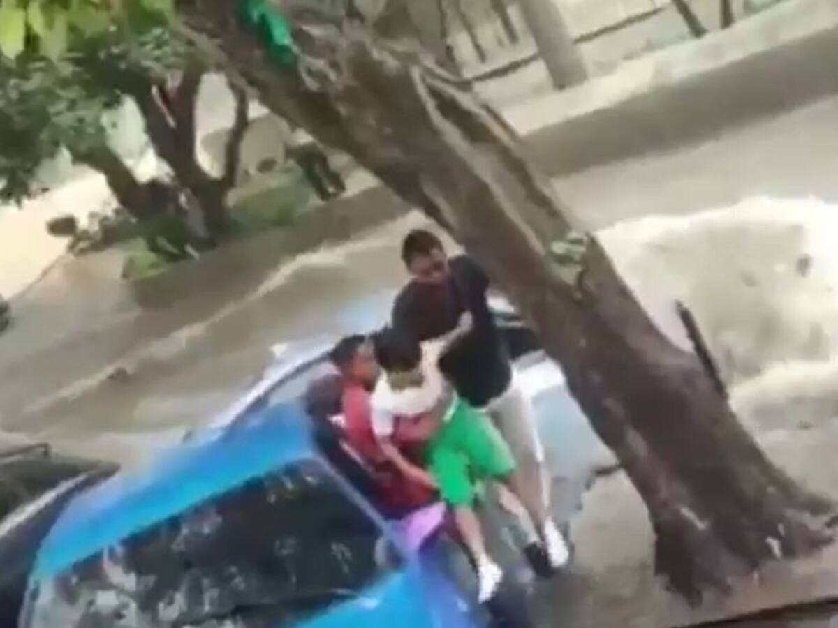 Rescatan niño y adulto de un vehículo arrastrado por arroyo en Barranquilla