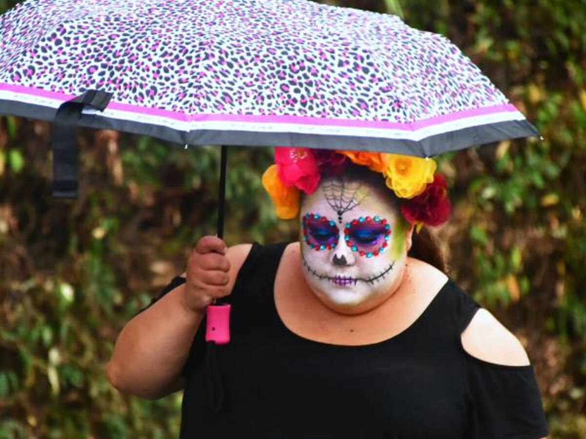 Con bailes y ofrendas, México celebra el Día de los Muertos