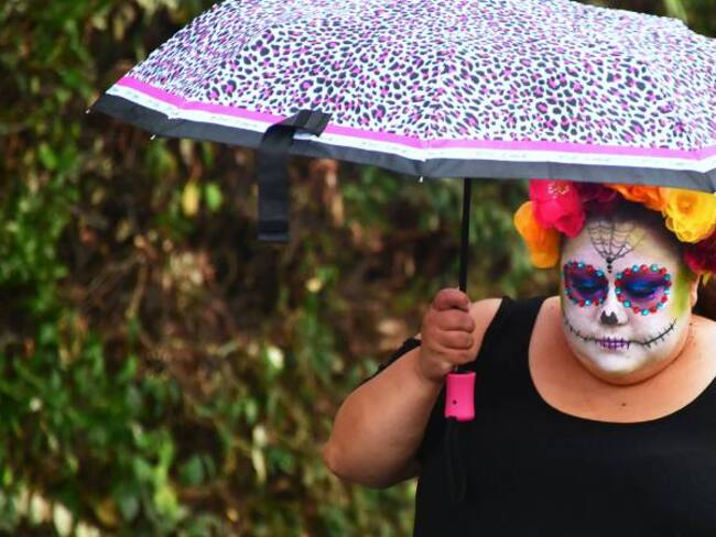 Con bailes y ofrendas, México celebra el Día de los Muertos