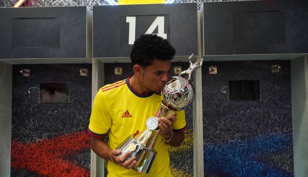 Luis Díaz besa su trofeo de goleador de la Copa América.