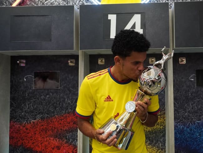 Luis Díaz besa su trofeo de goleador de la Copa América.