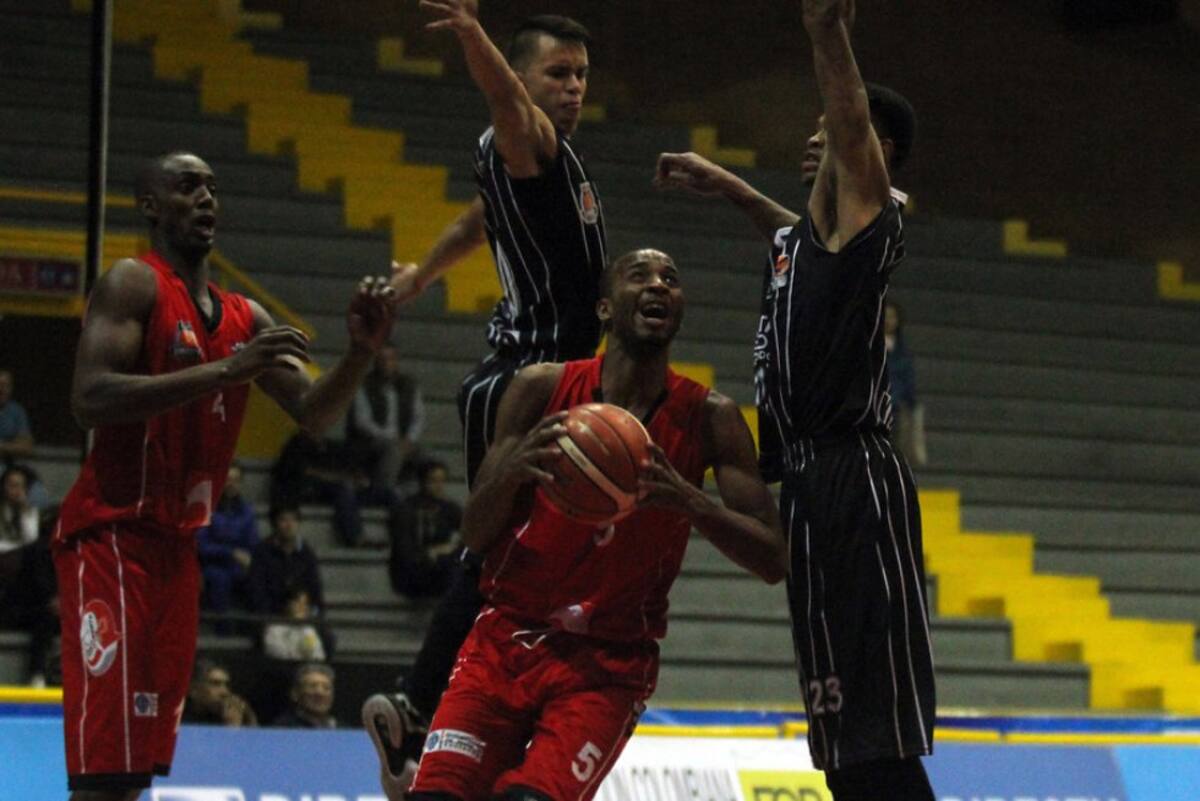 En el Coliseo El Salitre de Bogotá, se lleva a cabo el partido entre Piratas de Bogotá Vs. Halcones de Cúcuta en el marco 15 de la jornada de la temporada regular de la Liga Directv de Baloncesto. 