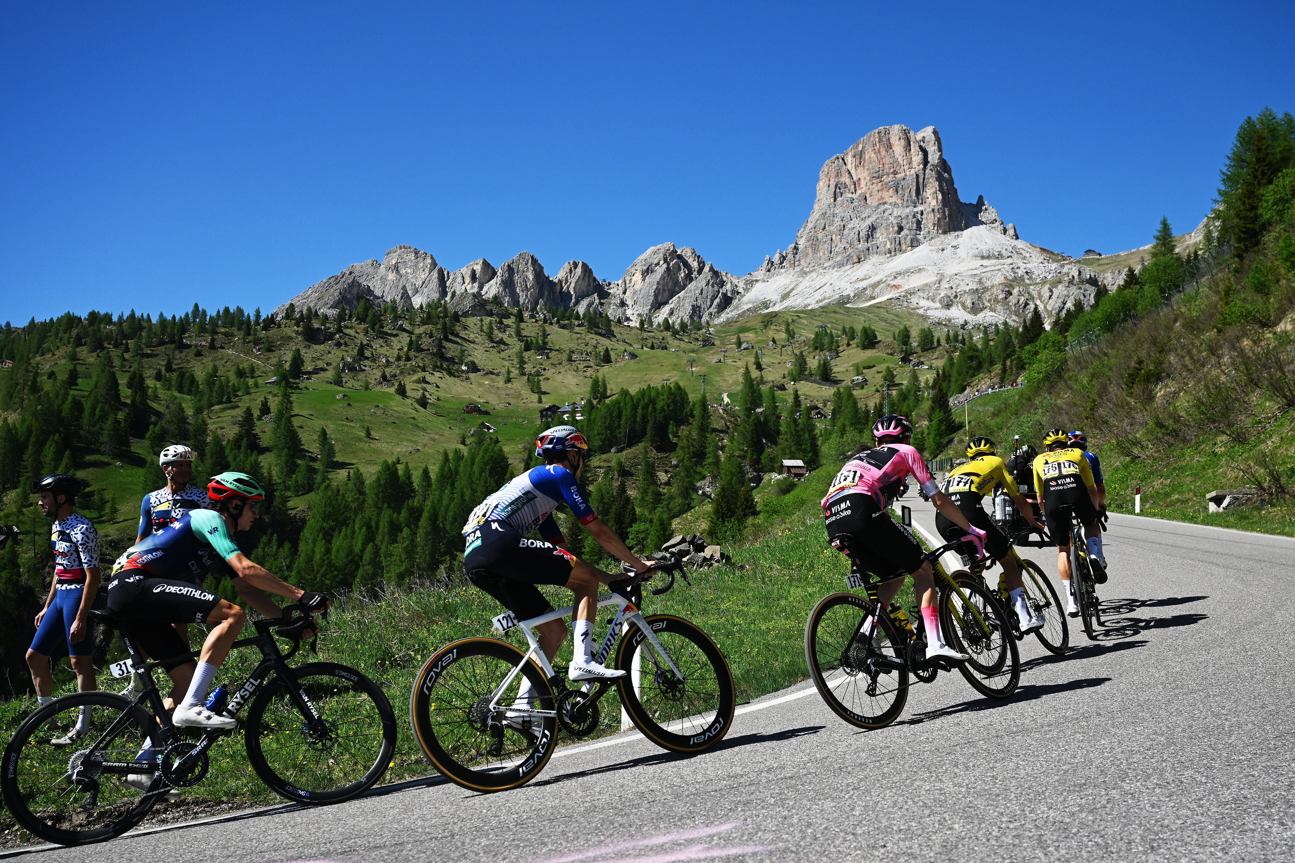 ALLEGHE, ITALY - MAY 29: (L-R) Felix Gall of Austria and Team Decathlon CMA CGM, Jai Hindley of Australia and Team Red Bull - BORA - hansgrohe, Jonas Vingegaard of Denmark, - Pink Leader Jersey, Davide Piganzoli of Italy and Bart Lemmen of Netherlands and Team Visma | Lease a Bike climbing to the Passo Giau (2226m) during the 109th Giro d'Italia 2026, Stage 19 a 151km stage from Feltre to Alleghe - Piani di Pezze 1467m / #UCIWT / on May 29, 2026 in Alleghe, Italy. (Photo by Dario Belingheri/Getty Images)