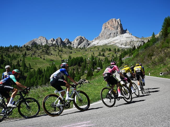 ALLEGHE, ITALY - MAY 29: (L-R) Felix Gall of Austria and Team Decathlon CMA CGM, Jai Hindley of Australia and Team Red Bull - BORA - hansgrohe, Jonas Vingegaard of Denmark, - Pink Leader Jersey, Davide Piganzoli of Italy and Bart Lemmen of Netherlands and Team Visma | Lease a Bike climbing to the Passo Giau (2226m) during the 109th Giro d'Italia 2026, Stage 19 a 151km stage from Feltre to Alleghe - Piani di Pezze 1467m / #UCIWT / on May 29, 2026 in Alleghe, Italy. (Photo by Dario Belingheri/Getty Images)
