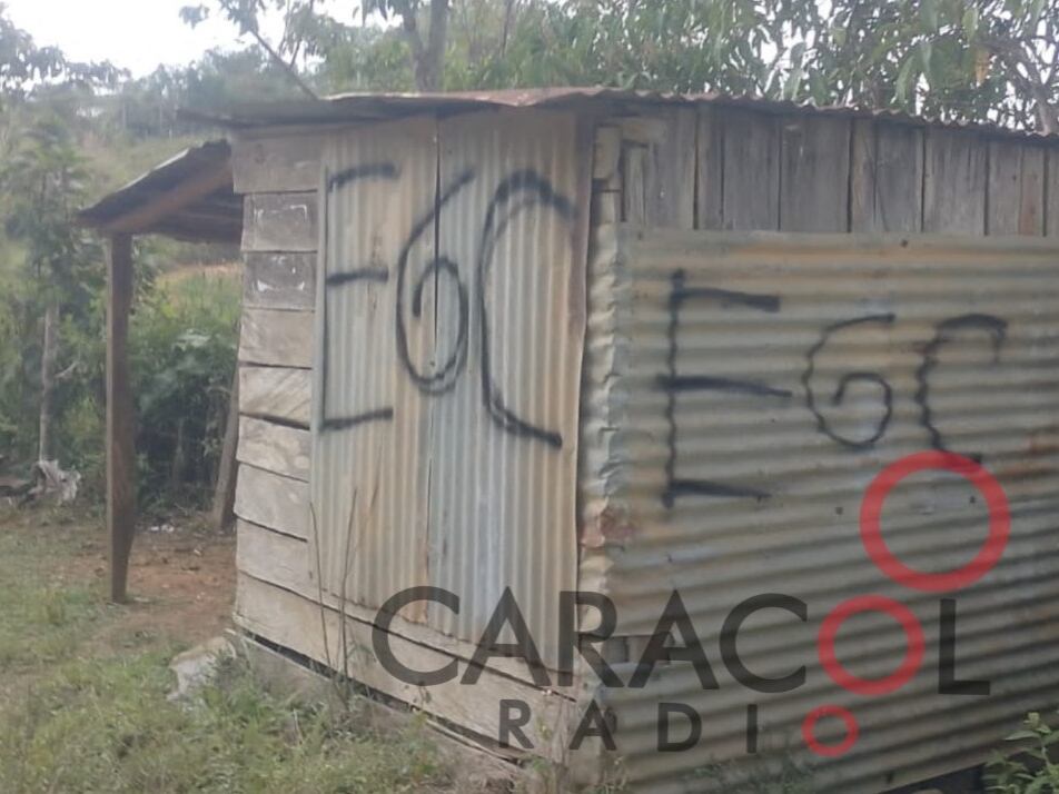 Casas pintadas por el Clan del Golfo en Cañón del río Porce
