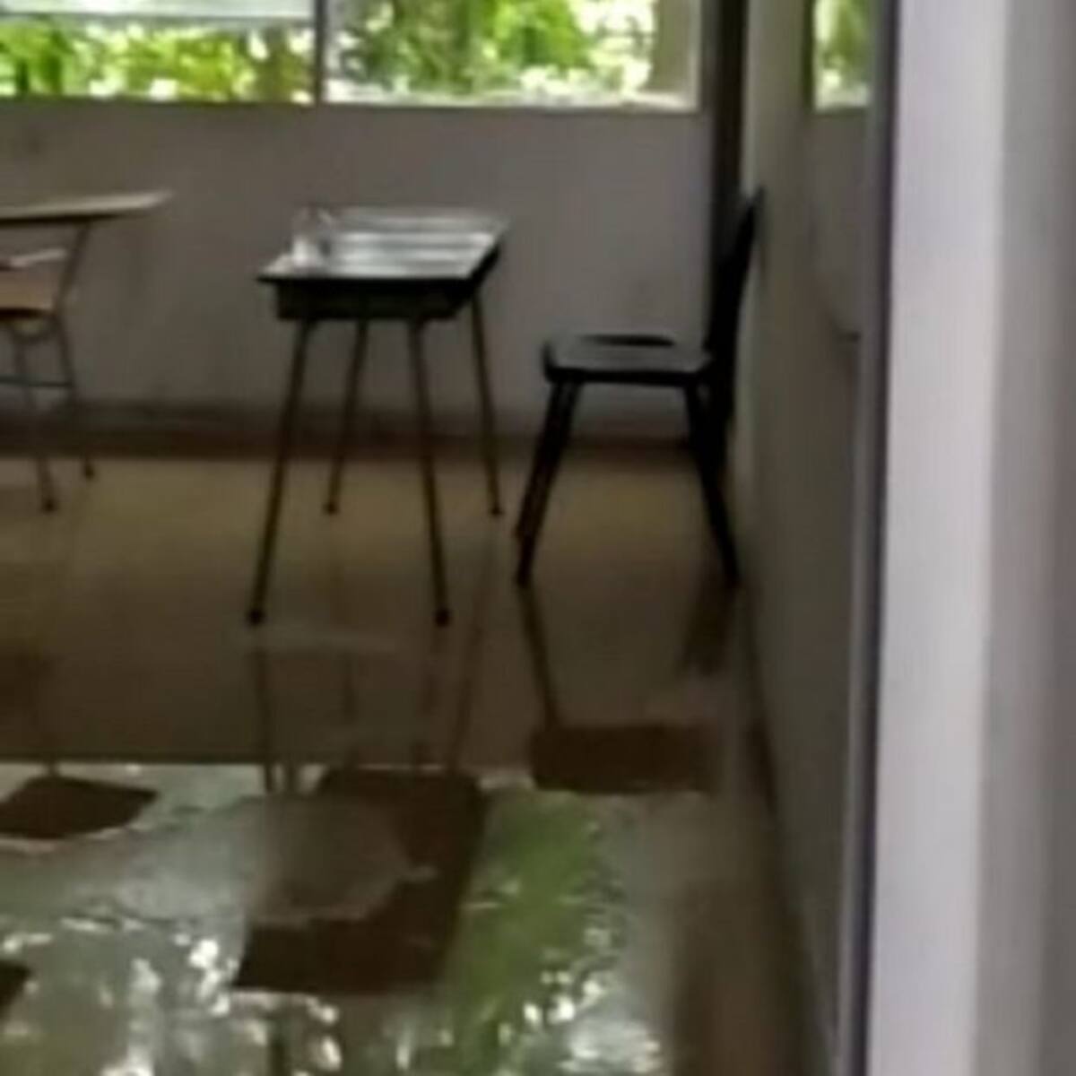 En un colegio en Armenia llueve más adentro de las aulas que afuera