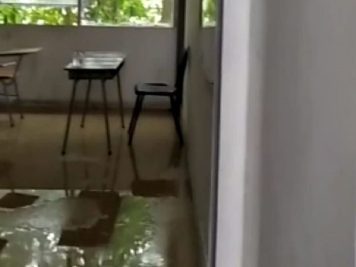 En un colegio en Armenia llueve más adentro de las aulas que afuera