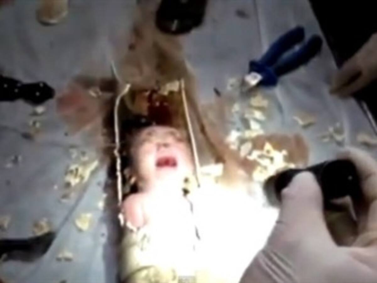 Rescatan a un recién nacido de la tubería de un retrete en China (Vídeo)