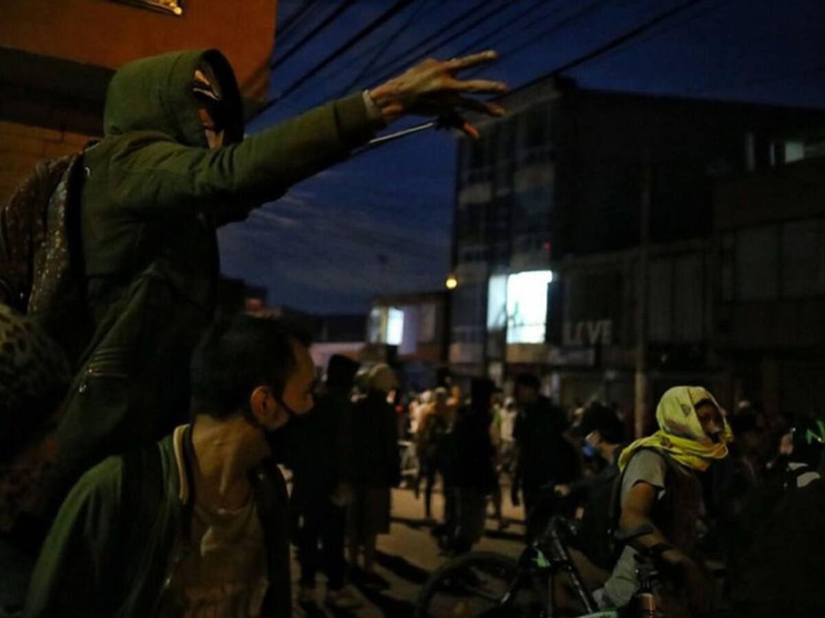 En medio de disturbios, ladrones se roban un SITP y atropellan a una mujer