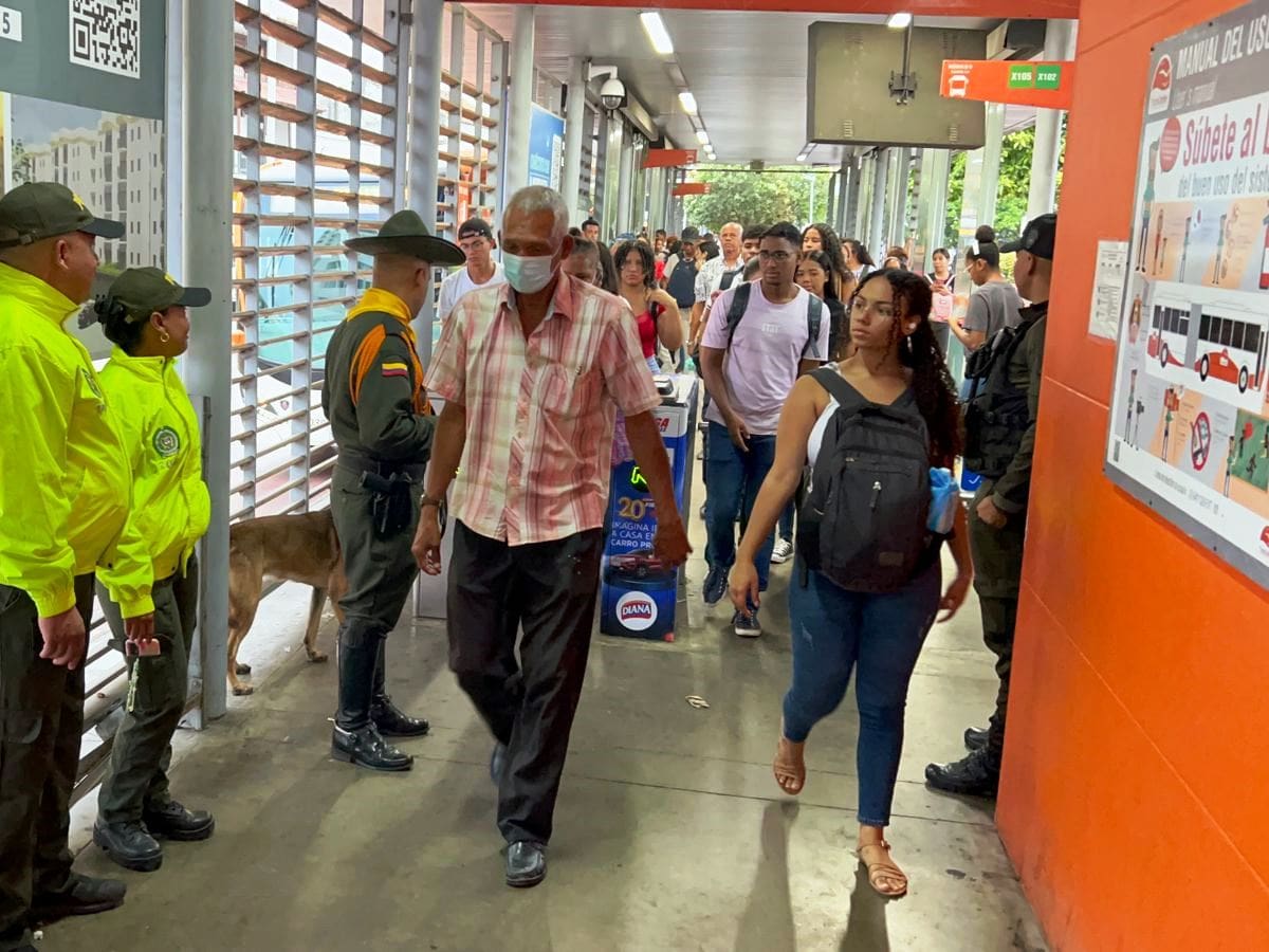 Policía realiza operativos al transporte público masivo y estaciones de transcribe