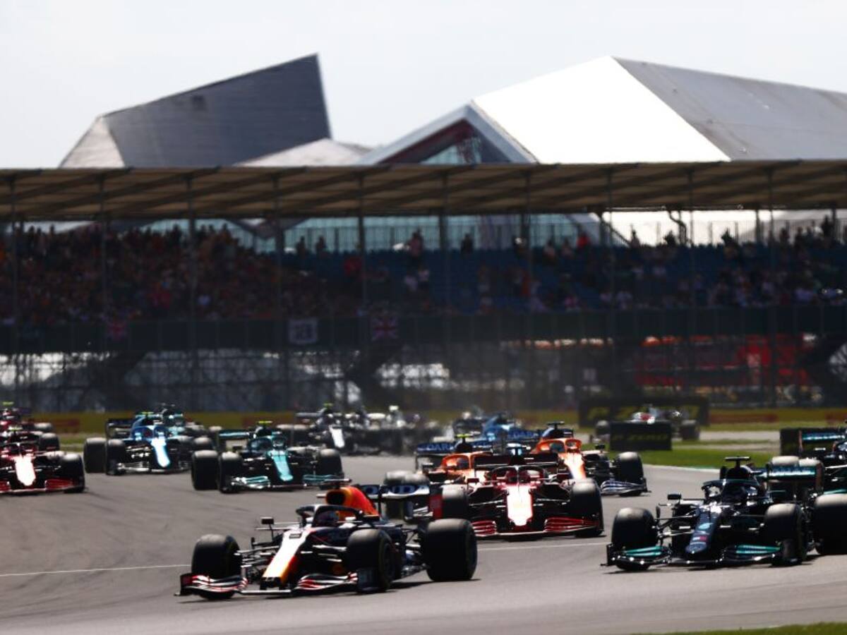 Verstappen abandona el GP Gran Bretaña tras duro accidente con Hamilton