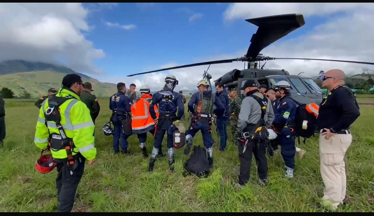 Al menos 57 socorristas apoyan en el sitio de la emergencia la extracción de los cuerpos. Foto: Dagran.