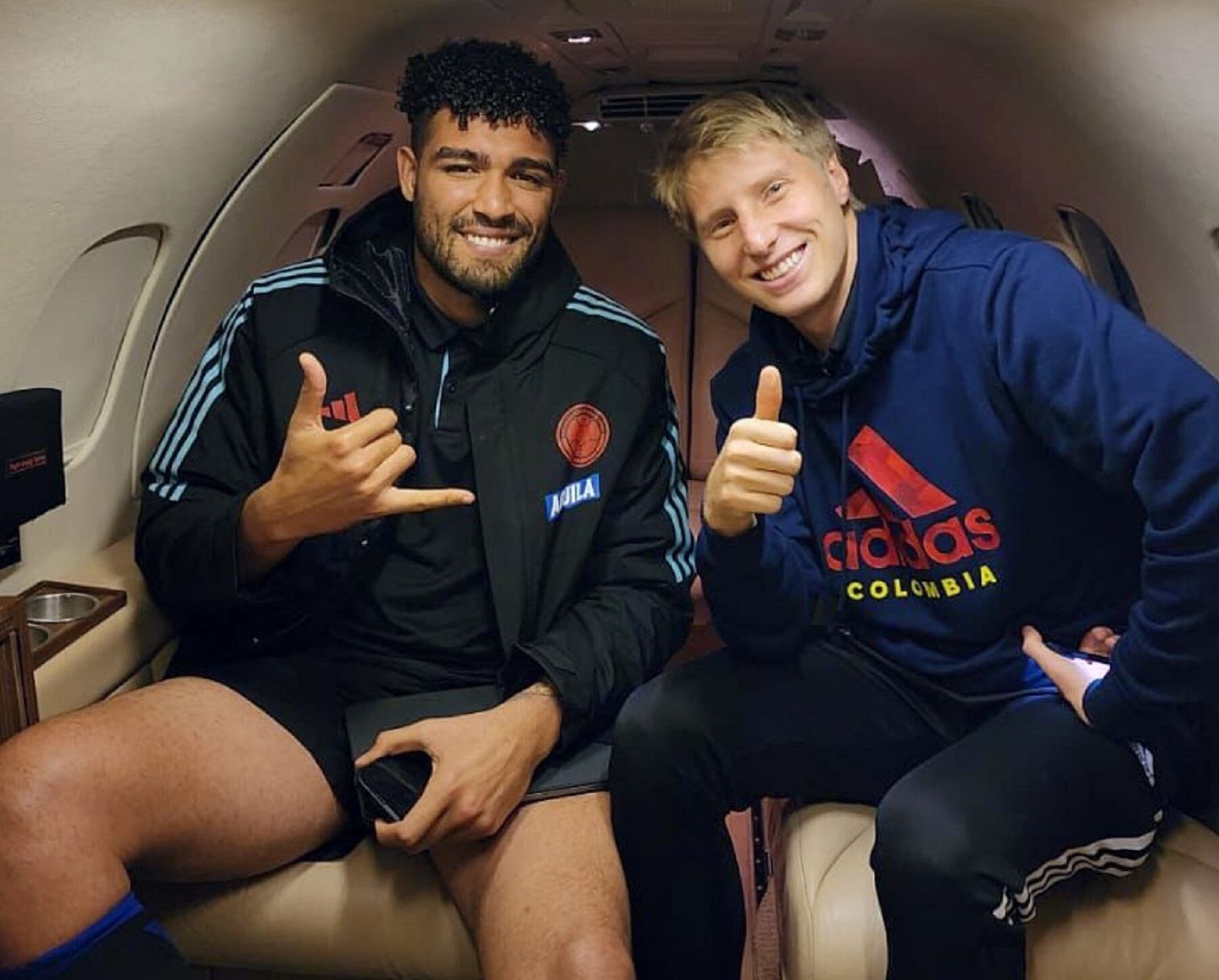 Álvaro Montero y Andrés Llinás en el vuelo chárter que los trasladó de Santa Clara, California, a Barranquilla / Foto: Millonarios FC