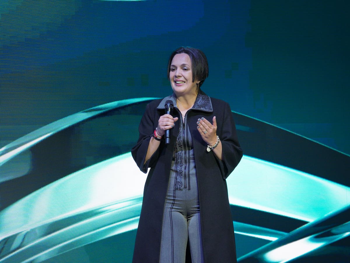 Formar personas antes que algoritmos, la apuesta de Indra por la IA