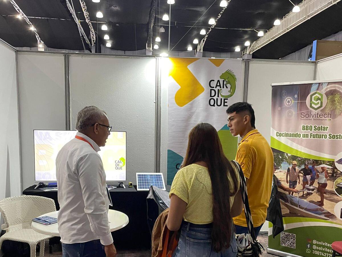 Cocina solar: la innovación de Cardique en congreso de ingeniería sanitaria y ambiental