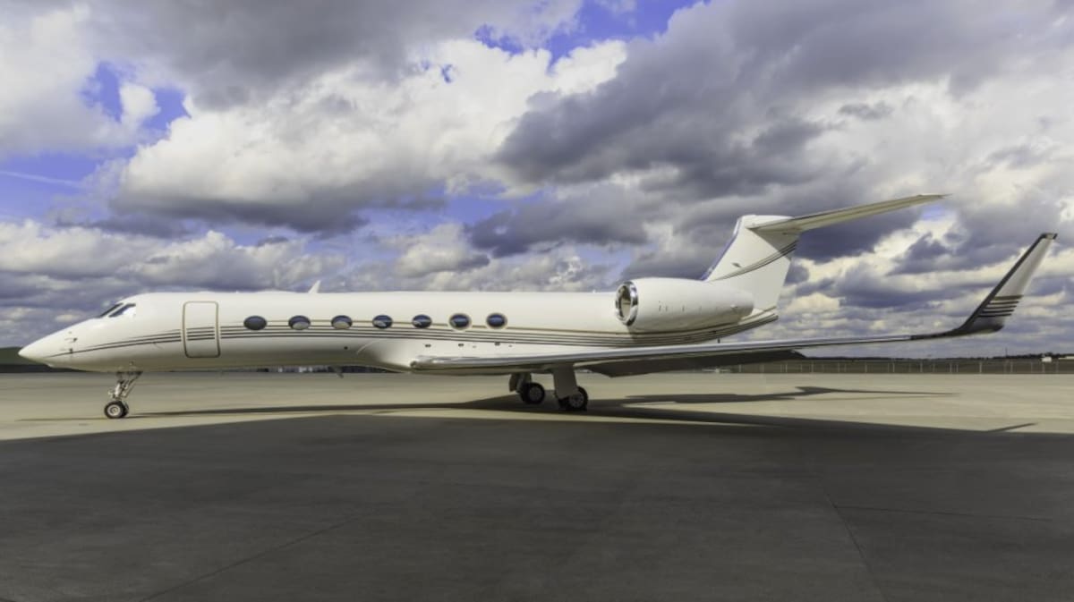 La canciller de Suecia, Margot Wallstrom, llegó a bordo de un Gulfstream G550, un jet de alto rango de producción estadounidense. Alcanza velocidades de Mach 0.90 (unos 1.103 kilómetros por hora). Tiene un rango de vuelo de 12.000 km y normalmente tiene espacio para una tripulación de 14 pasajeros. Italia, Israel y Estados Unidos, son algunos de los países que tienen en su fuerzas aéreas estos modelos de avión. Su precio, unos 40,5 millones de euros.
