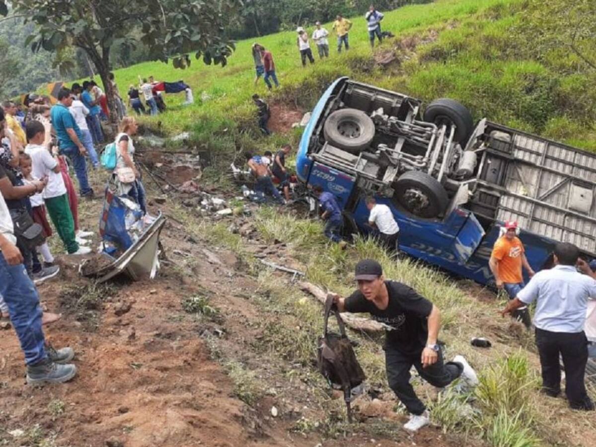 Un muerto y 17 lesionados dejó el volcamiento de un bus en Puerto Triunfo