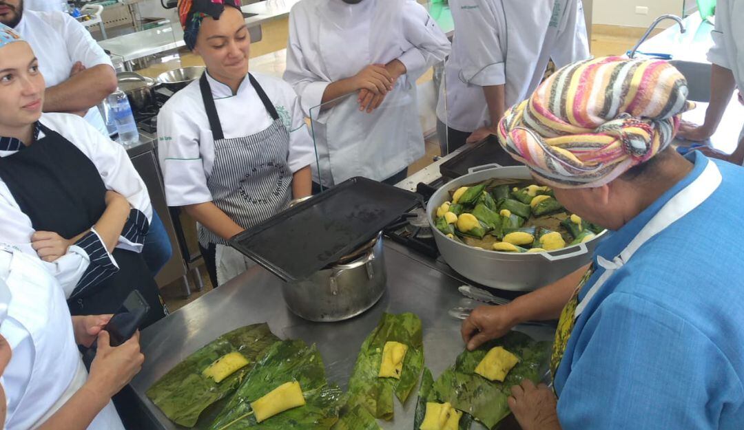 La costumbre de utilizar hojas naturales en la gastronomía nos conecta con los ancestros