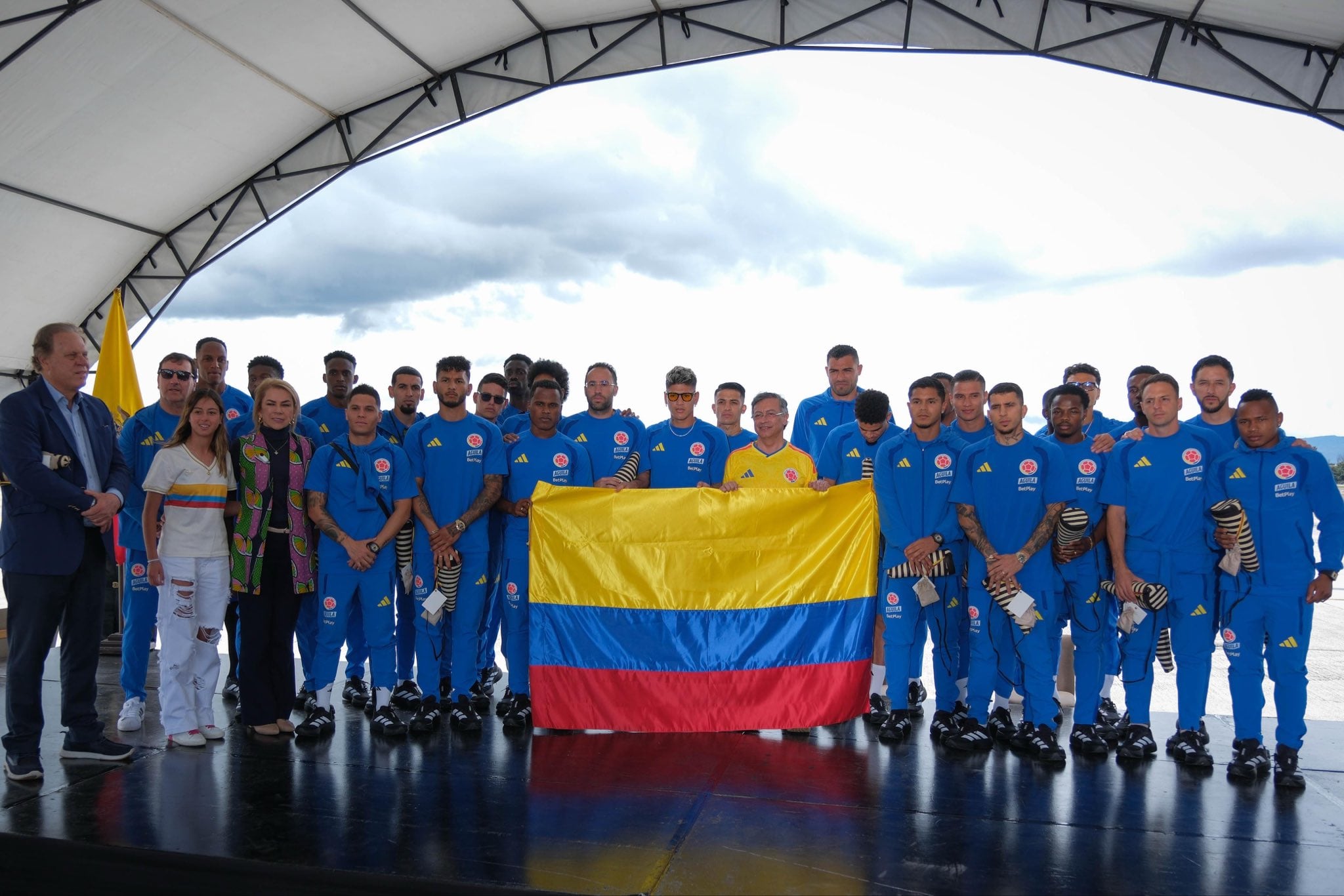 La Selección Colombia recibe el pabellón nacional: “Con todo a representar al mejor país del mundo” / Ministerio del Deporte