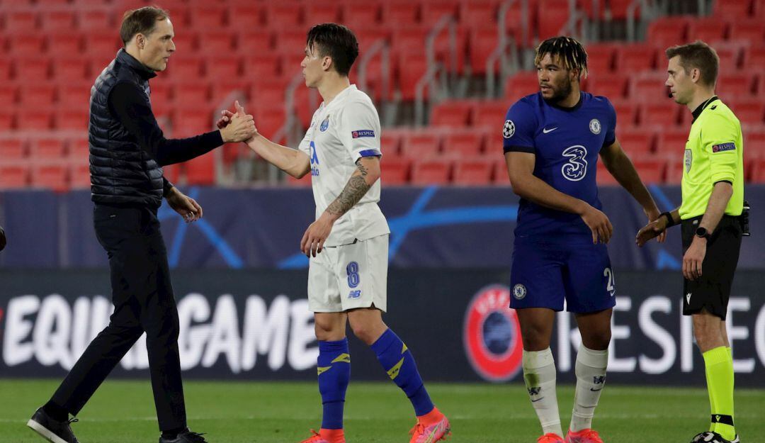 Matheus Uribe se despide del técnico del Chelsea Tomas Tuchel una vez terminado el juego.