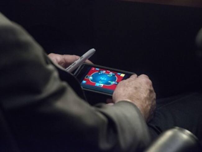 Senador McCain juega póker mientras se debate ataque militar en Siria