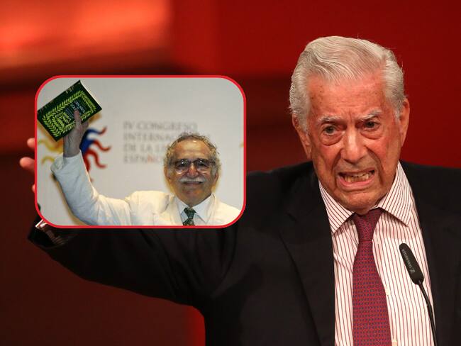 Mario Vargas Llosa // Gabriel García Márquez levantando su libro de Cien años de soledad (Getty Images)