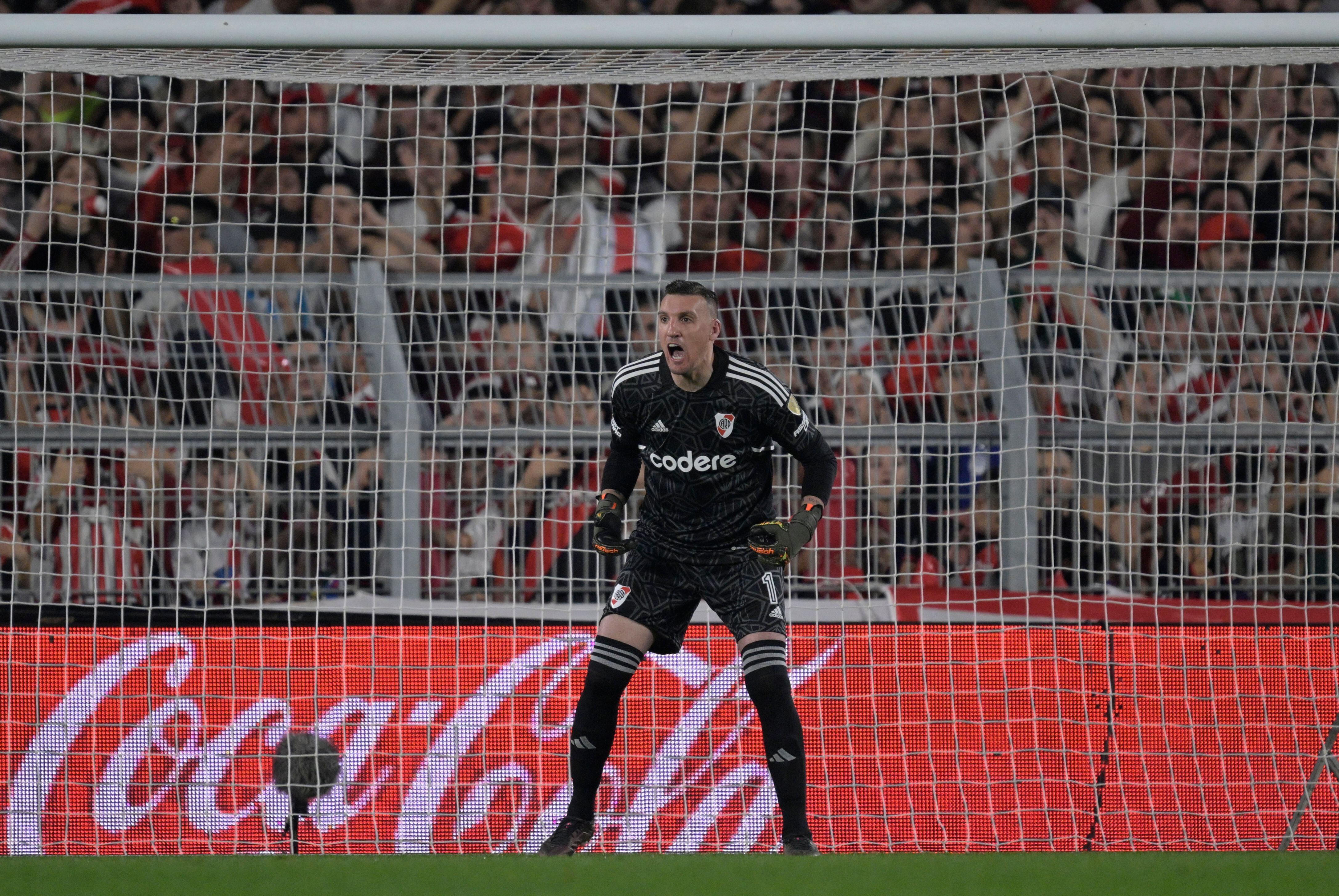 Franco Armani en el partido River Plate vs  Internacional (Photo by JUAN MABROMATA / AFP) (Photo by JUAN MABROMATA/AFP via Getty Images)