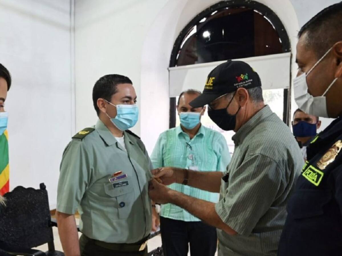 Imponen medalla cívica al jefe de la Unidad de Salud de la Mecar