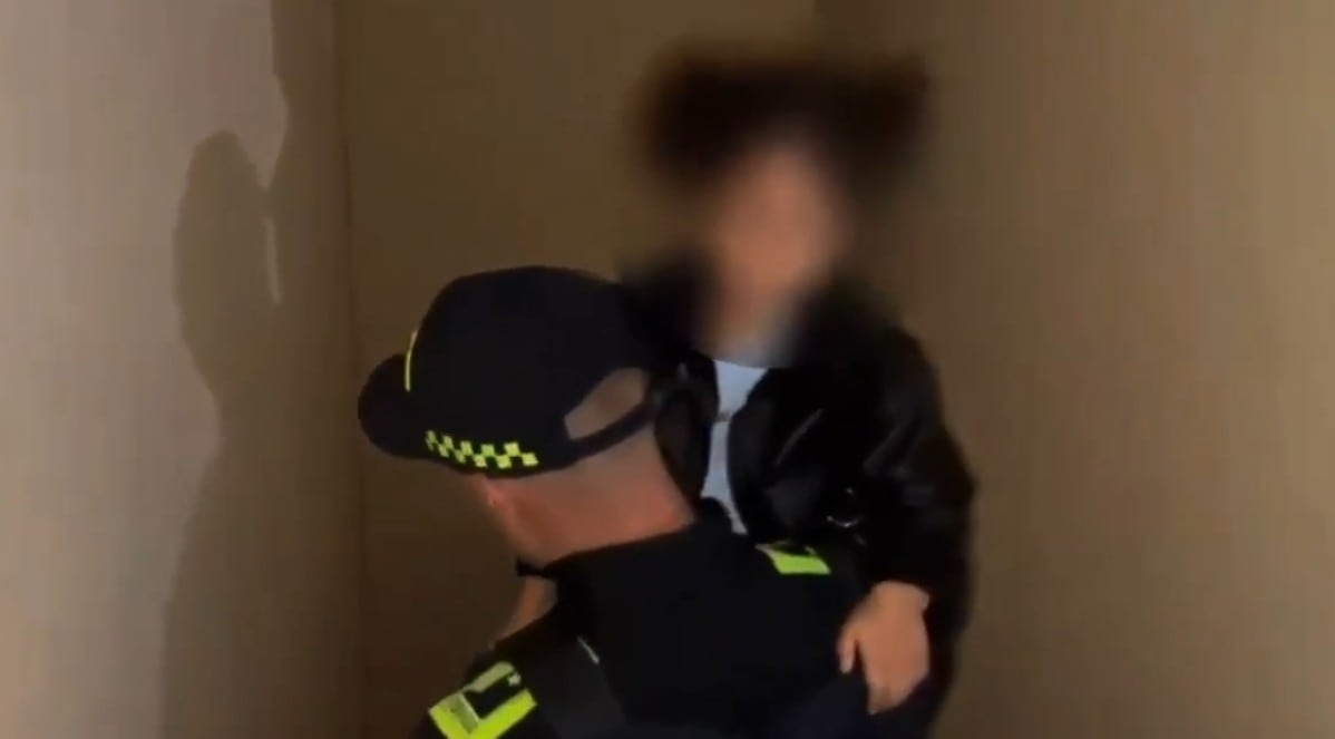 Niña de tres años es encontrada sin supervisión en una vivienda en Los Mártires. Foto: Policía Metropolitana de Bogotá.