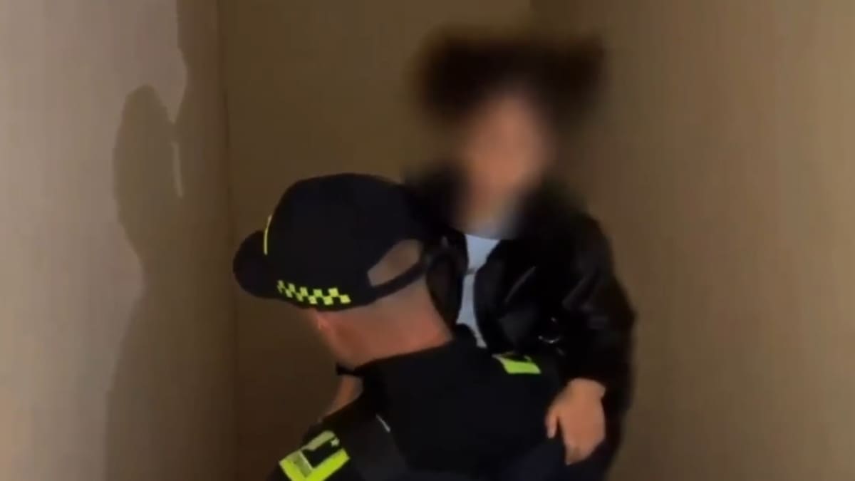 Rescatan a niña de 3 años que estaba abandonada y bajo llave en una vivienda de Los Mártires