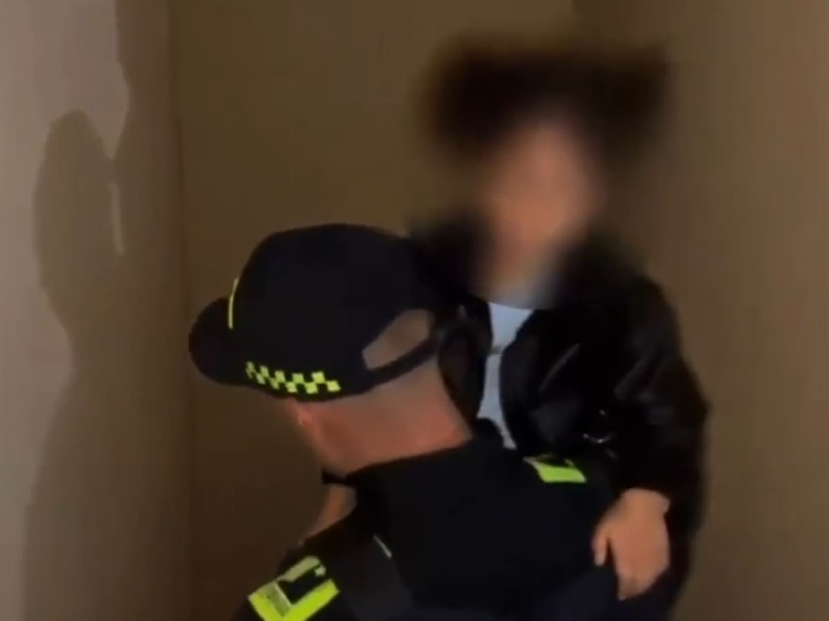Rescatan a niña de 3 años que estaba abandonada y bajo llave en una vivienda de Los Mártires